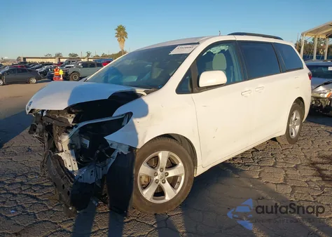 2017 Toyota Sienna Le 8 Passenger z USA, uszkodzony, nr VIN 5TDKZ3DC9HS880712